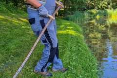 Rasen-mähen-am-Sandbacher-See-im-Juli-2020-2