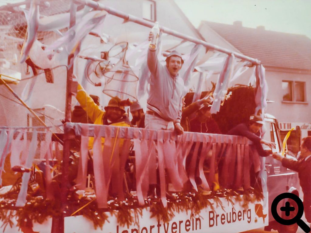 Festwagen des ASV Breuberg im Faschingsumzug am 17.02.1980 in Sandbach.