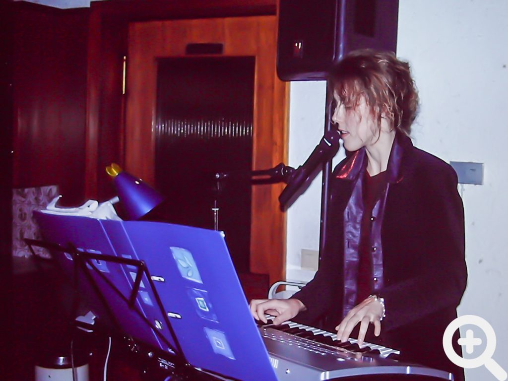 Alleinunterhalterin und Multitalent Jessika aus Sandbach führte musikalisch wieder durch den Anglerball 2006