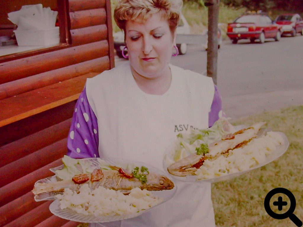 Zander mit Kartoffelsalat war der Renner beim Anglerfest am 12.06.1993 am See, unser aktives Mitglied Marietta Bey, war eine feste Größe in unserem Zanderwagen.