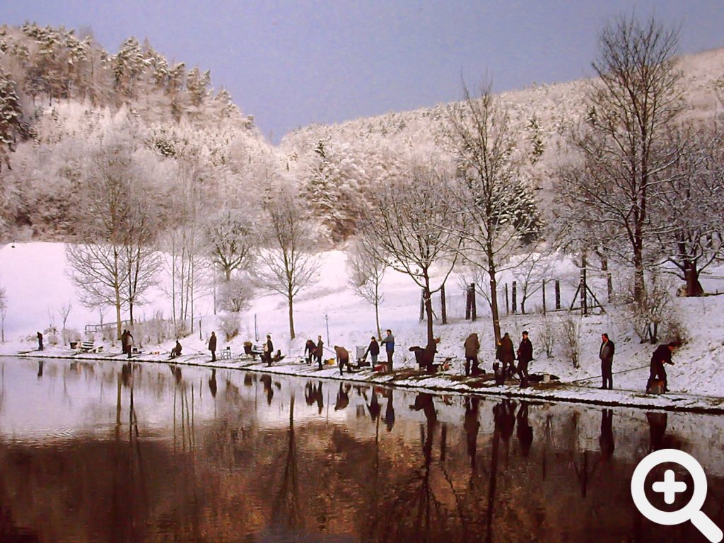 Malerisch im Winterkleid liegt der Sandbacher See in der Morgendämmerung beim Anangeln am 31.03.1996.