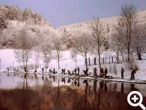 Malerisch im Winterkleid liegt der Sandbacher See in der Morgendämmerung beim Anangeln am 31.03.1996.