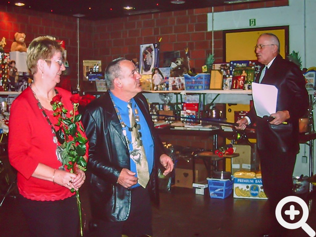 Erstmals fand der Anglerball im Feuerwehrhaus statt. Hier Rosel und Paul Adam bei der Ehrung zum Fischerkönigspaar 2005