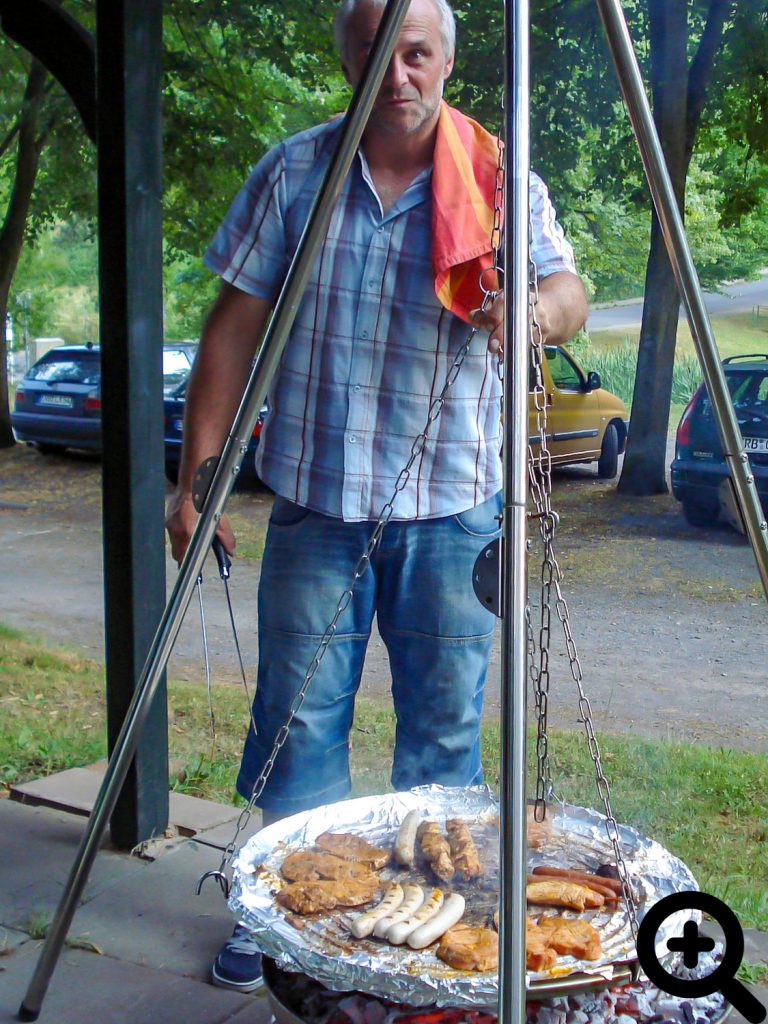 Nach dem Aalangeln am 03.08.2013 grillte Michael Bartl für die hungrigen Angler